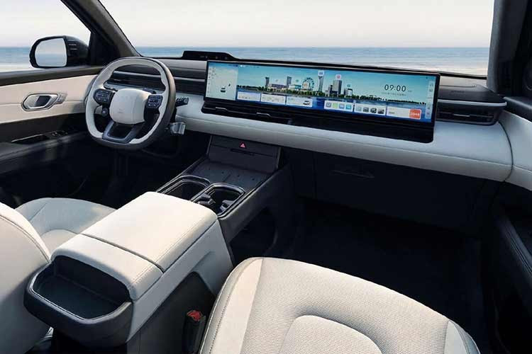 Khoang nội thất của Hyundai Elexio EV 2026 mang phong cách hiện đại và tiện nghi nhưng không quá rườm ra, xe có màn hình cảm ứng trung tâm kích thước 27 inch, bảng đồng hồ kỹ thuật số nhỏ gọn và lẫy chuyển số phục vụ phanh tái sinh.