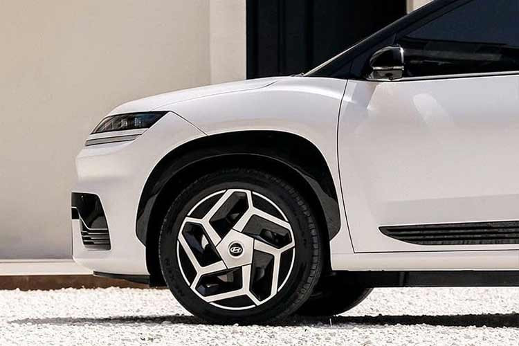 Ngoài ra, mẫu xe SUV cỡ C thuần điện nhà Hyundai còn được trang bị tiêu chuẩn với mâm xe hợp kim 20 inch, cốp điện và khóa xe kỹ thuật số NFC (Digital Key 2).