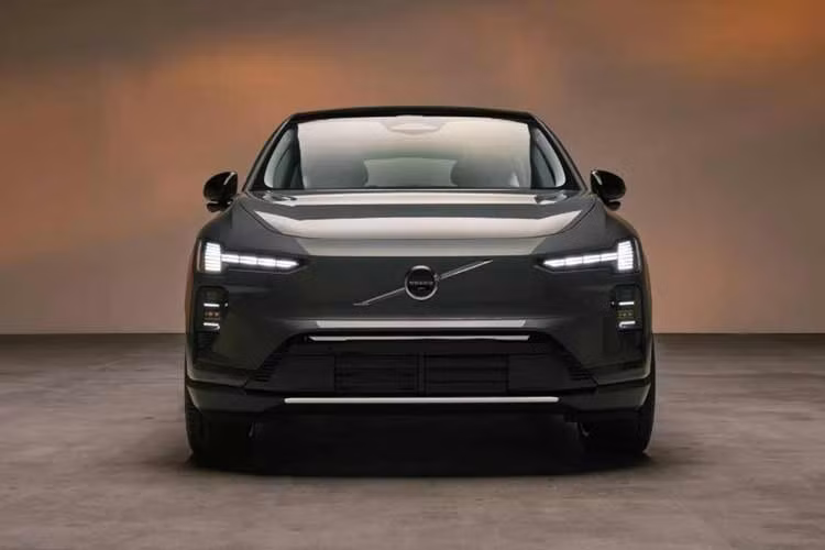 Khách hàng châu Âu hiện đã có thể đặt mua mẫu xe SUV điện Volvo EX60 2026 mới. Tại Mỹ, đơn đặt hàng sẽ mở vào cuối mùa xuân, với việc sản xuất bắt đầu cùng thời điểm tại nhà máy của Volvo ở Thụy Điển.