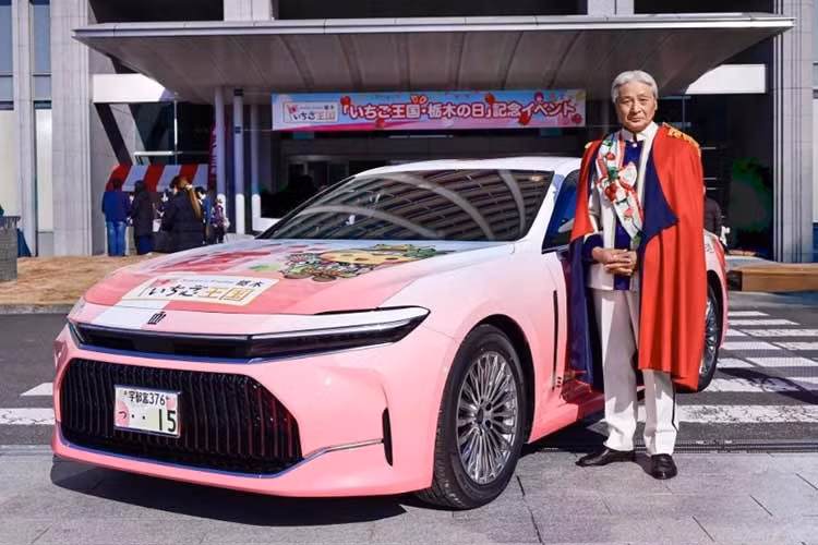 Trên thực tế, đây không phải lần đầu Toyota thử nghiệm màu hồng trên dòng Crown. Thế hệ Crown trước đó từng được Tochigi Toyota tùy biến theo chủ đề dâu tây và vẫn đang được sử dụng trong đội xe của đơn vị này. Xa hơn, vào năm 2013, Toyota từng giới thiệu phiên bản giới hạn Crown Athlete “ReBORN PINK” với sắc hồng đậm hơn, được bán ra với số lượng hạn chế tại thị trường Nhật Bản.