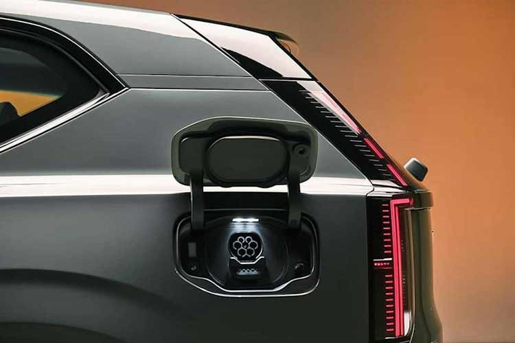 Tuy nhiên, việc Volvo tích hợp sẵn sạc nhanh cho thấy hãng đang đón đầu sự phát triển của hạ tầng sạc trong tương lai. Xe có ba cấu hình động cơ và bảy phiên bản trang bị. Bản P6 dẫn động cầu sau có tầm hoạt động tối đa 310 dặm (499 km), bản P10 AWD đạt 320 dặm (515 km), trong khi P12 AWD đạt mức 400 dặm như đã đề cập.