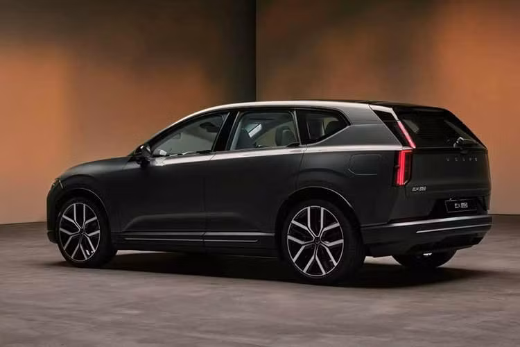 Volvo EX60 2026 có tầm hoạt động ước tính khoảng 644 km, theo chuẩn EPA, hỗ trợ sạc nhanh DC công suất lên tới 400 kW và đặc biệt là truy cập trực tiếp mạng lưới trạm sạc Tesla Supercharger. Ngoài ra, xe còn có thêm một phiên bản Cross Country mang thiên hướng off-road nhẹ.