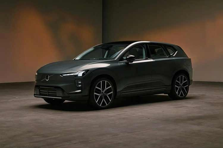 Phiên bản cao nhất của EX60 mang tên P12 AWD Electric, cũng chính là bản đạt tầm hoạt động 400 dặm. Con số này không chỉ vượt qua mọi mẫu xe điện Volvo trước đây mà còn đặt EX60 ngang hàng, thậm chí nhỉnh hơn Tesla Model Y Long Range.