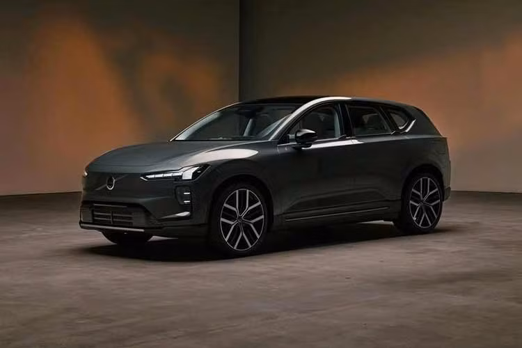 Phiên bản cao nhất của EX60 mang tên P12 AWD Electric, cũng chính là bản đạt tầm hoạt động 400 dặm. Con số này không chỉ vượt qua mọi mẫu xe điện Volvo trước đây mà còn đặt EX60 ngang hàng, thậm chí nhỉnh hơn Tesla Model Y Long Range.