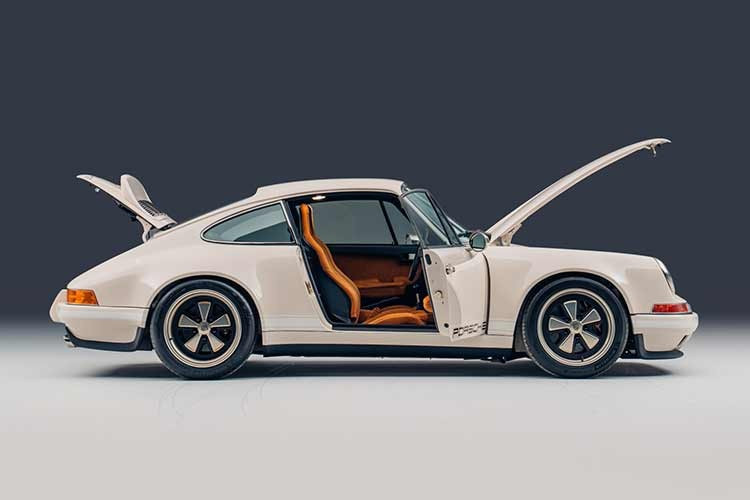 Khung gầm được hàn nối liền mạch, tăng độ cứng xoắn, giúp “khiến 992 GT3 RS phải dè chừng trên những cung đường ngoằn ngoèo”, theo lời đồng sáng lập Adam Hawley. Điểm nhấn nổi bật là chi tiết champagne trên mâm xe, lưới che động cơ sau, gương chiếu hậu và viền đèn pha; viền kính xe hoàn thiện mạ Chrome Polished Eclipse đặc trưng của Theon.