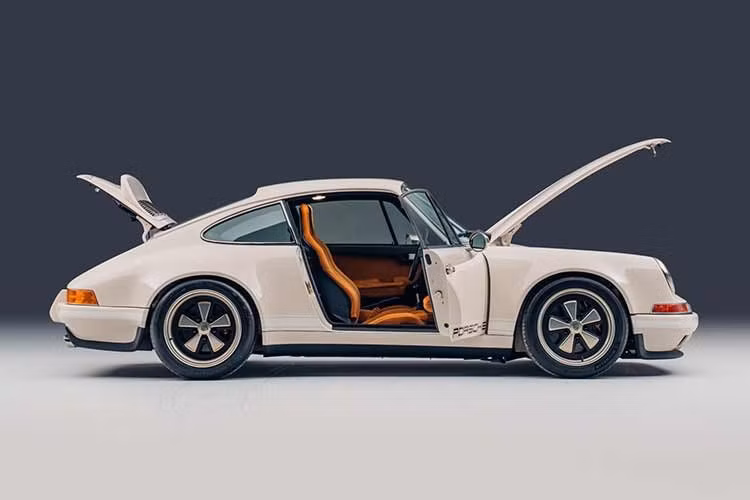 Khung gầm được hàn nối liền mạch, tăng độ cứng xoắn, giúp “khiến 992 GT3 RS phải dè chừng trên những cung đường ngoằn ngoèo”, theo lời đồng sáng lập Adam Hawley. Điểm nhấn nổi bật là chi tiết champagne trên mâm xe, lưới che động cơ sau, gương chiếu hậu và viền đèn pha; viền kính xe hoàn thiện mạ Chrome Polished Eclipse đặc trưng của Theon.