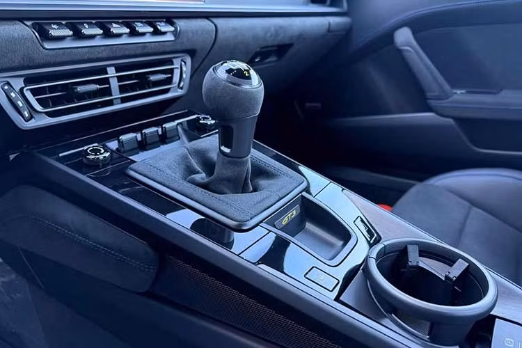 Xe sở hữu động cơ sáu xi-lanh phẳng 4.0 lít khi nhấn ga, cho công suất 502 mã lực và mô-men xoắn 346 lb-ft theo thông số nhà sản xuất và bạn có thể điều khiển tất cả một cách điêu luyện với hộp số sàn sáu cấp.