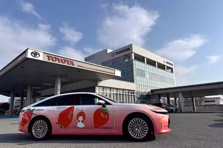 Dù sở hữu ngoại hình điệu đà, "Ichigo Crown" vẫn giữ nguyên bản sắc mạnh mẽ khi được phát triển trên phiên bản Z của Toyota Crown Sedan. Xe sở hữu hệ truyền động hybrid tự sạc, kết hợp động cơ xăng 2.5L 4 xi-lanh với hai mô-tơ điện, cho tổng công suất 234 mã lực.