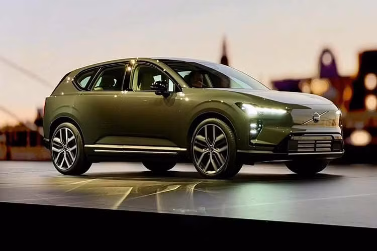 Volvo gọi SUV điện EX60 2026 là một “kẻ thay đổi cuộc chơi” và lần này, nhận định đó không hẳn chỉ mang tính tiếp thị. Đây được xem là mẫu xe điện quan trọng nhất của Volvo từ trước đến nay, bước vào phân khúc SUV cỡ trung với những con số rất đáng chú ý.