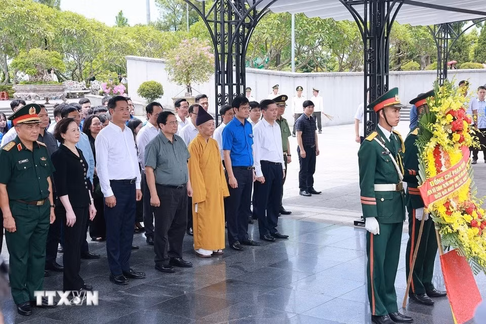 Thủ tướng Phạm Minh Chính dâng hoa tưởng niệm các Anh hùng liệt sỹ tại Nghĩa trang liệt sỹ Quốc gia Đường 9. (Ảnh: Dương Giang/TTXVN)