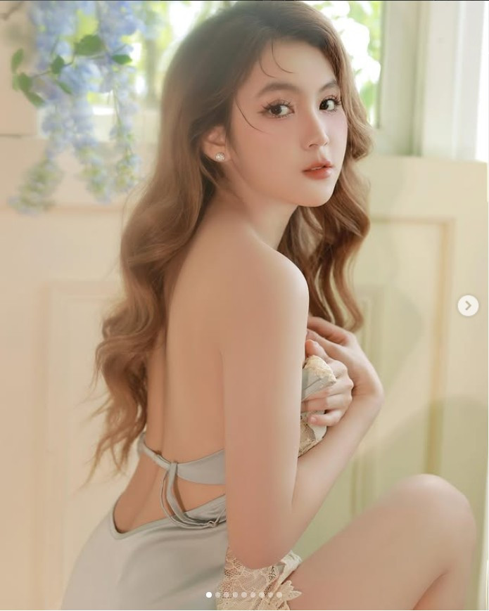 Dù đã được biết đến từ khá sớm, cái tên Trân Trần chỉ thực sự tạo nên làn sóng quan tâm mạnh mẽ hơn sau khi xuất hiện trong một số vlog cùng YouTuber Lộc Fuho. Những khoảnh khắc tương tác tự nhiên, gần gũi của cả hai từng khiến netizen nhiệt tình “đẩy thuyền”. Tuy không trở thành một cặp đôi như nhiều người mong đợi, nhưng từ đó, hình ảnh cô giáo Nam Trân cũng trở nên quen mặt và nhận được sự yêu mến rộng rãi hơn.