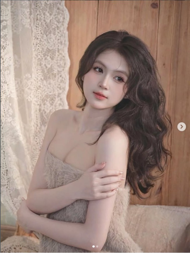 Trong loạt ảnh được lan truyền, Trần Nam Trân xuất hiện với phong cách nữ tính, tinh tế. Làn da trắng bóc, mịn màng nổi bật dưới ánh sáng tự nhiên khiến nhiều người không khỏi trầm trồ.