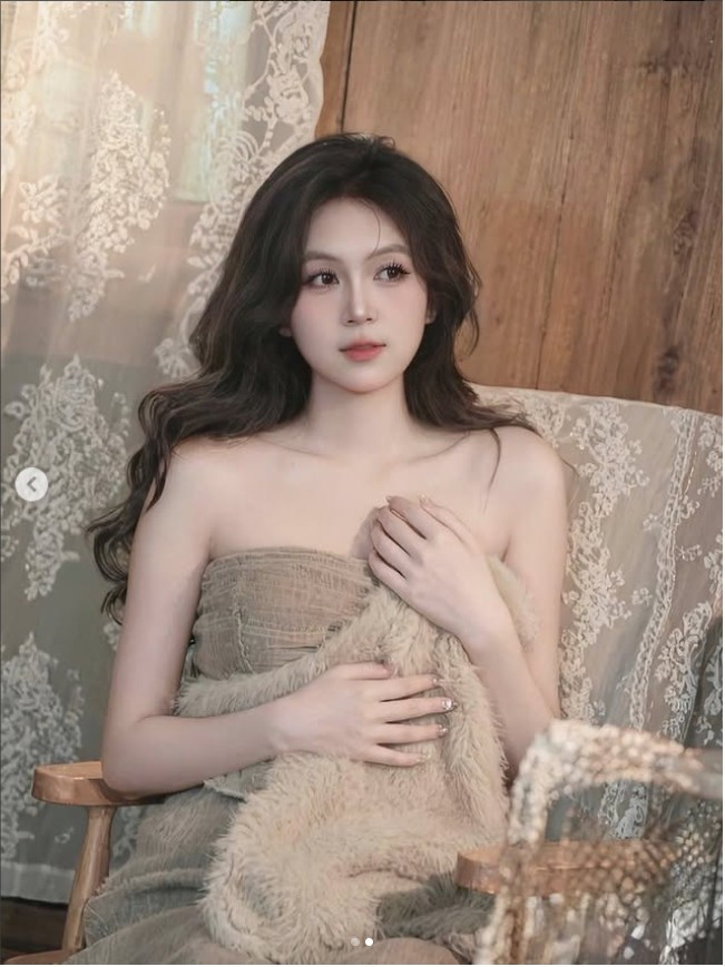 Gương mặt thanh tú với đường nét hài hòa, đôi mắt to tròn, sống mũi cao và bờ môi hồng hào mang lại cảm giác trong trẻo, đúng chuẩn “nàng thơ”. Mái tóc dài uốn nhẹ buông xõa càng tôn lên nét dịu dàng, nữ tính vốn đã trở thành dấu ấn quen thuộc của cô giáo trẻ.