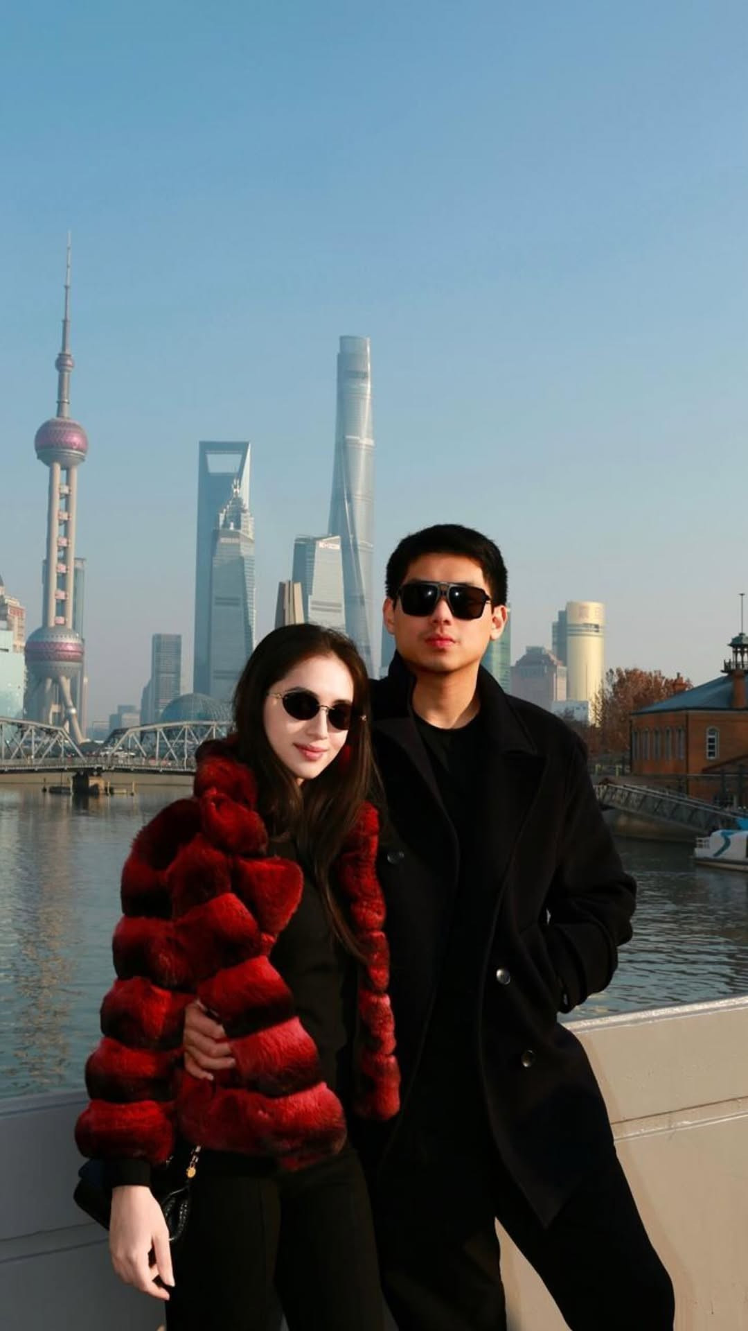 Dịp Tết hay các sự kiện quan trọng, Trâm Anh nhiều lần chụp ảnh chung cùng gia đình Hiếu Nguyễn. Trong đám cưới ở Đà Nẵng hồi cuối năm ngoái, Tiên Nguyễn cũng tiết lộ Marie Trâm Anh chính là người đã hỗ trợ chồng gốc Dubai của cô chuẩn bị màn cầu hôn lãng mạn ở Pháp.