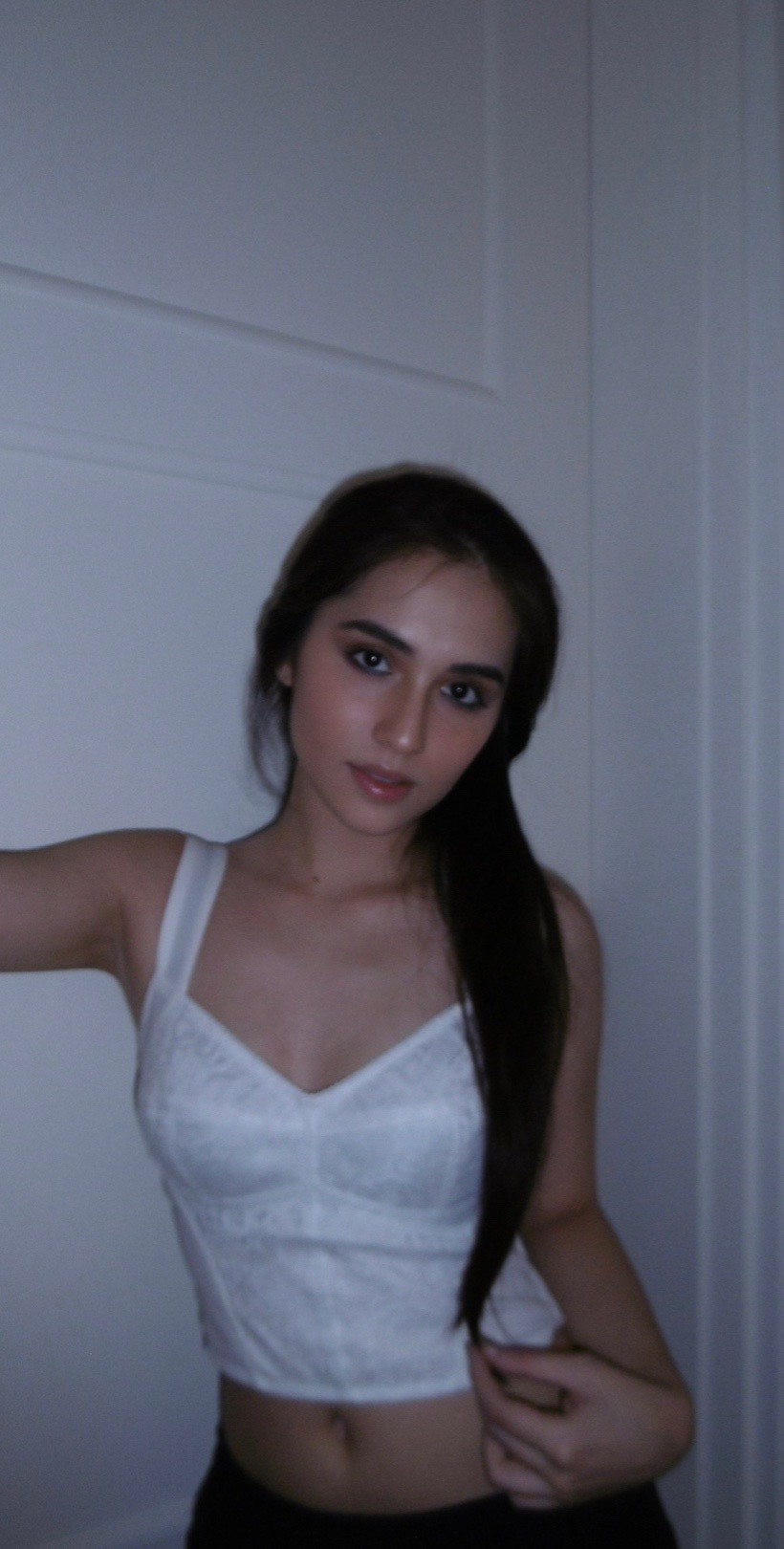 Bên dưới bài đăng, Marie Trâm Anh cũng nhiệt tình tương tác lại những bình luận khen ngợi của cư dân mạng: "Trời ơi đẹp không lối thoái", "Đẹp điên đảo", "Mặt mộc của cổ cỡ này", "Eo ơi, người đâu mà mặt nét, da xịn cỡ này", "Xinh thật sự luôn đó, không chỗ chê",...