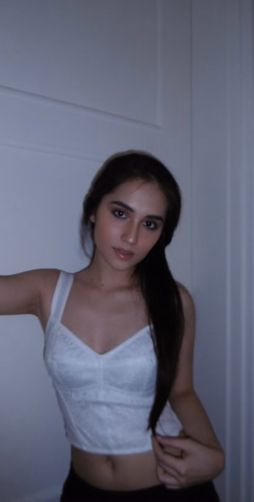 Bên dưới bài đăng, Marie Trâm Anh cũng nhiệt tình tương tác lại những bình luận khen ngợi của cư dân mạng: "Trời ơi đẹp không lối thoái", "Đẹp điên đảo", "Mặt mộc của cổ cỡ này", "Eo ơi, người đâu mà mặt nét, da xịn cỡ này", "Xinh thật sự luôn đó, không chỗ chê",...