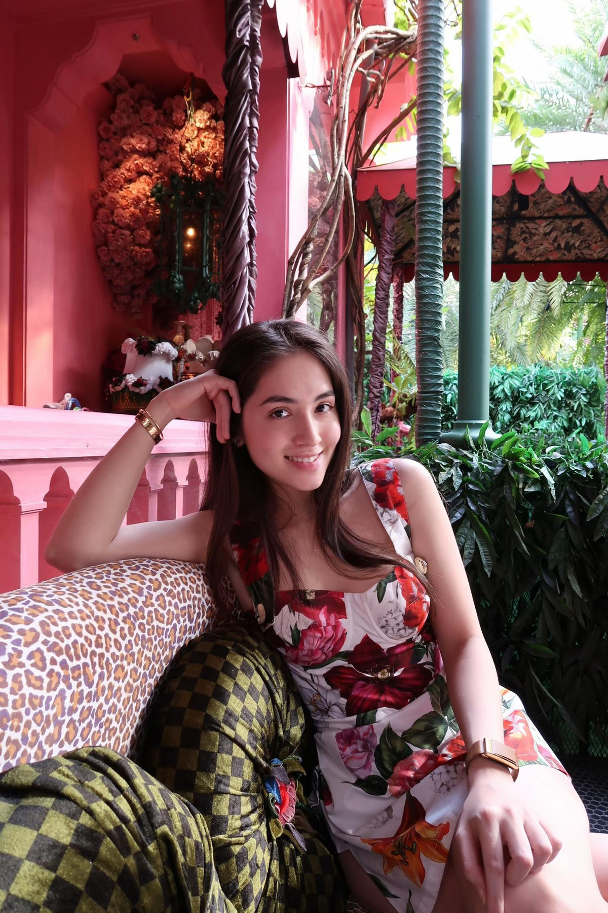 Bên dưới bài đăng, Trâm Anh nhận về hàng loạt lời khen nhan sắc: "Xinh xỉu", "Đẹp điên đảo", "Xinh dã man vậy, nhẹ nhàng nhưng sang kinh khủng"...