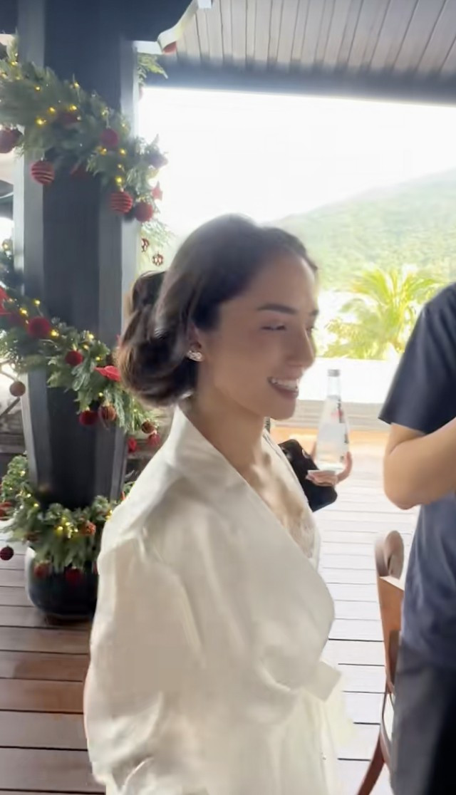 Bạn gái thiếu gia út nhà tỷ phú Johnathan Hạnh Nguyễn chú thích: "Back to my favorite place in town" (tạm dịch: Trở lại nơi yêu thích của tôi)