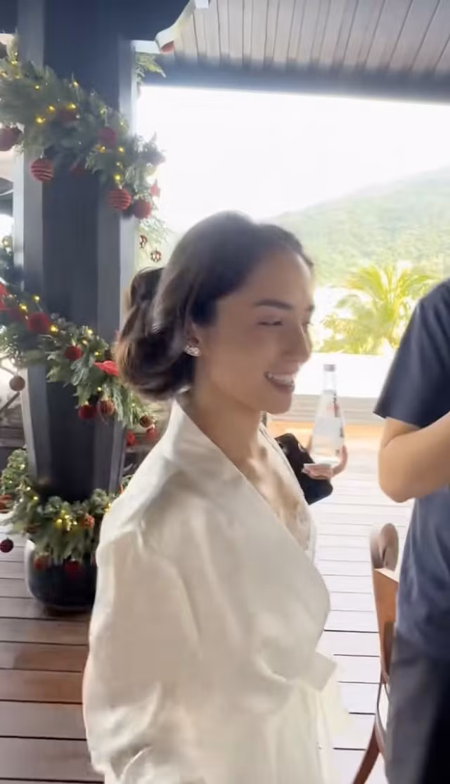 Bạn gái thiếu gia út nhà tỷ phú Johnathan Hạnh Nguyễn chú thích: "Back to my favorite place in town" (tạm dịch: Trở lại nơi yêu thích của tôi)