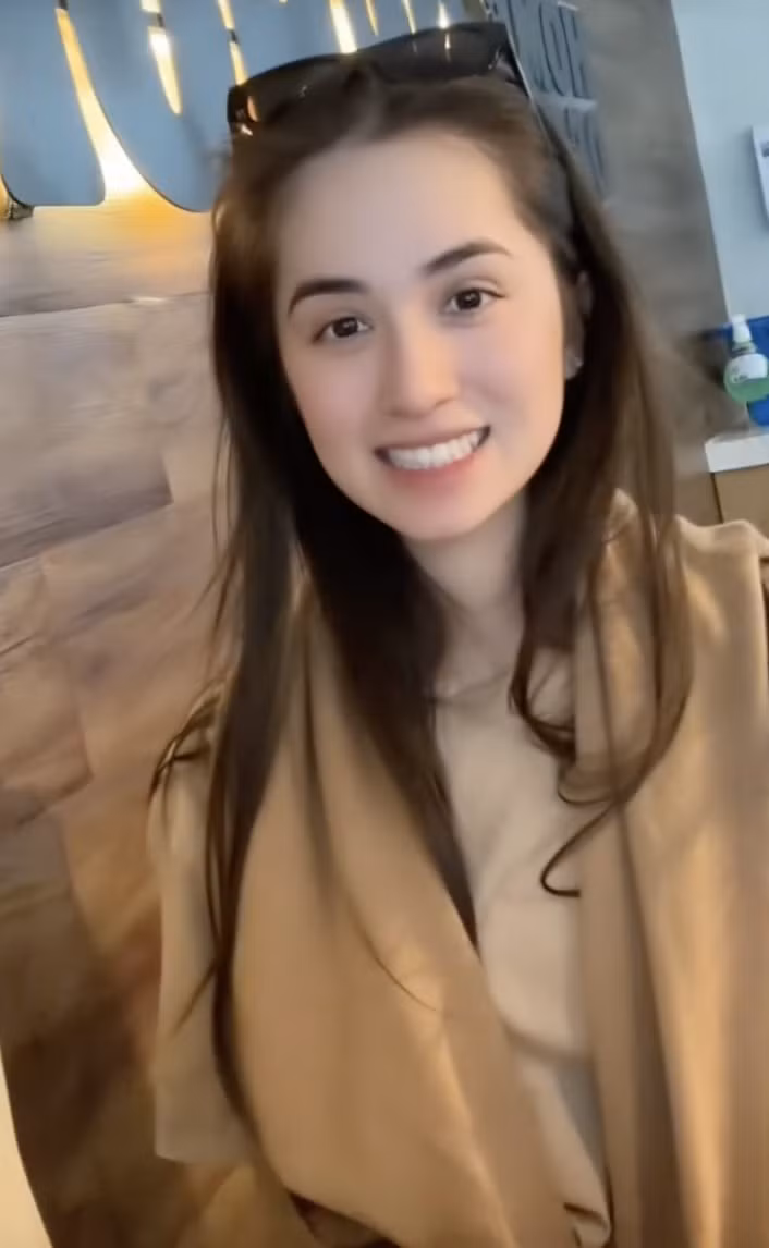 Khi được khen có mái tóc đẹp và xin kinh nghiệm chăm sóc, bạn gái Hiếu Nguyễn cũng tiết lộ cô thường dùng dầu gội của Oribe và Davines, tùy theo tình trạng mái tóc cụ thể từng ngày. Bên cạnh bước làm sạch, Trâm Anh còn dùng mặt nạ tóc và dầu dưỡng nhưng không có thói quen dùng dầu xả.