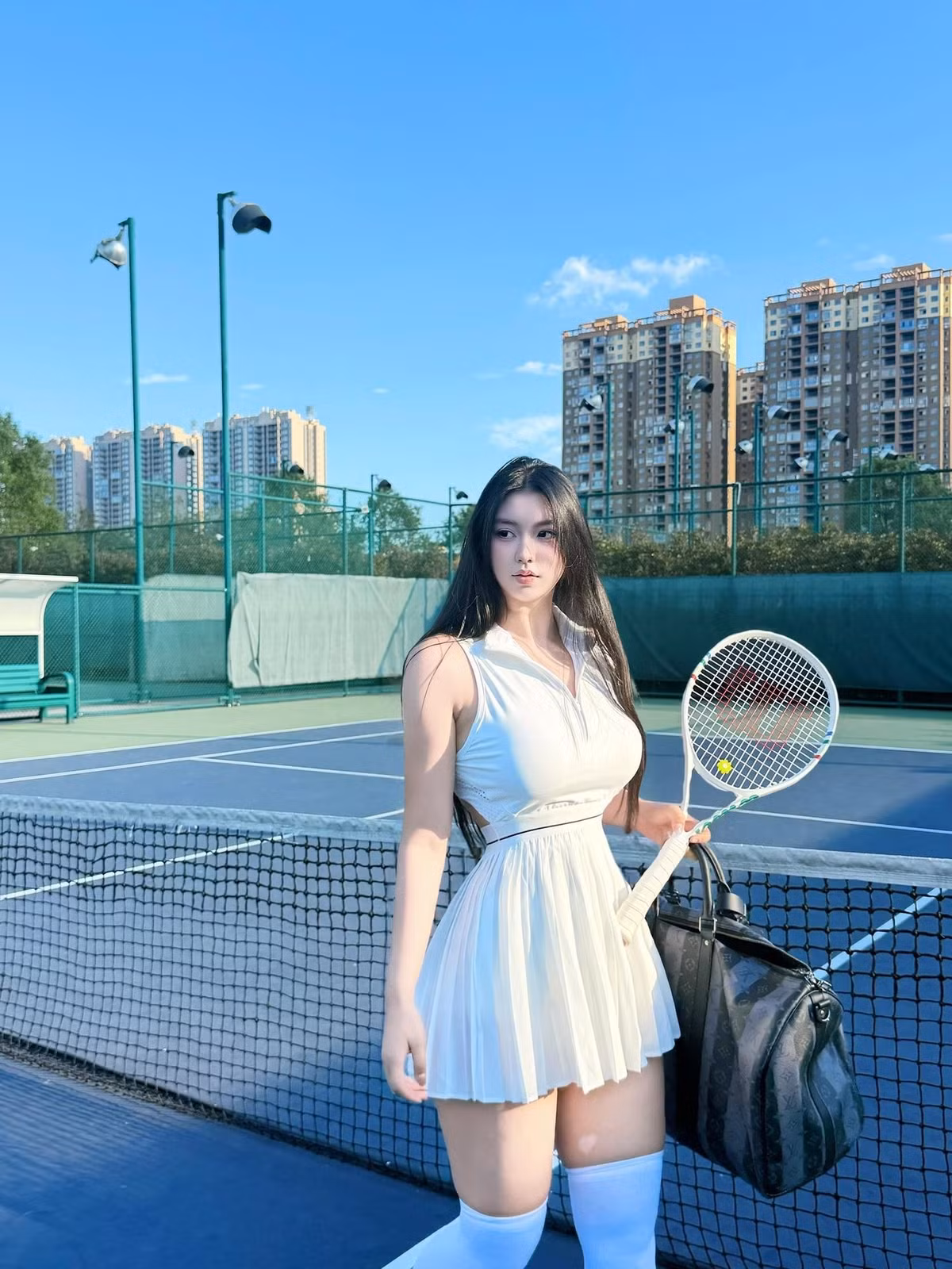 Ánh nắng trong trẻo, mái tóc đen dài buông tự nhiên và gương mặt lạnh lùng nhẹ nhàng giúp nàng hot girl toát lên vẻ quyến rũ vừa thể thao, vừa mong manh.