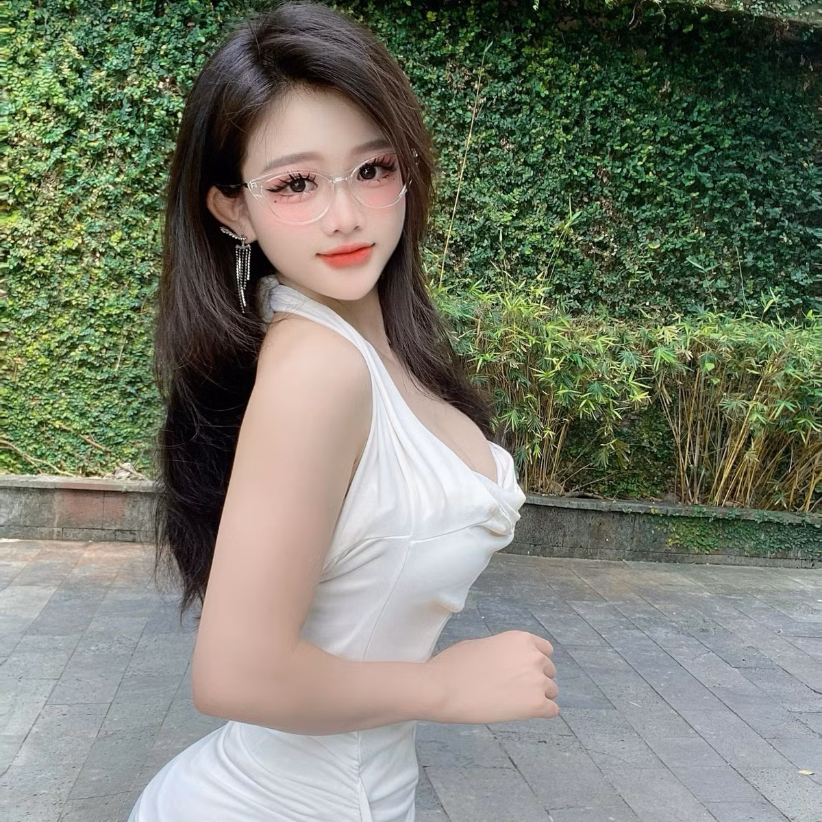 Nhiều người thậm chí còn nhận xét rằng, chỉ cần ngồi vào ghế cắt tóc của cô nàng hot girl mới nổi này là đã đủ 'mãn nhãn', bất kể có thay đổi kiểu tóc hay không.