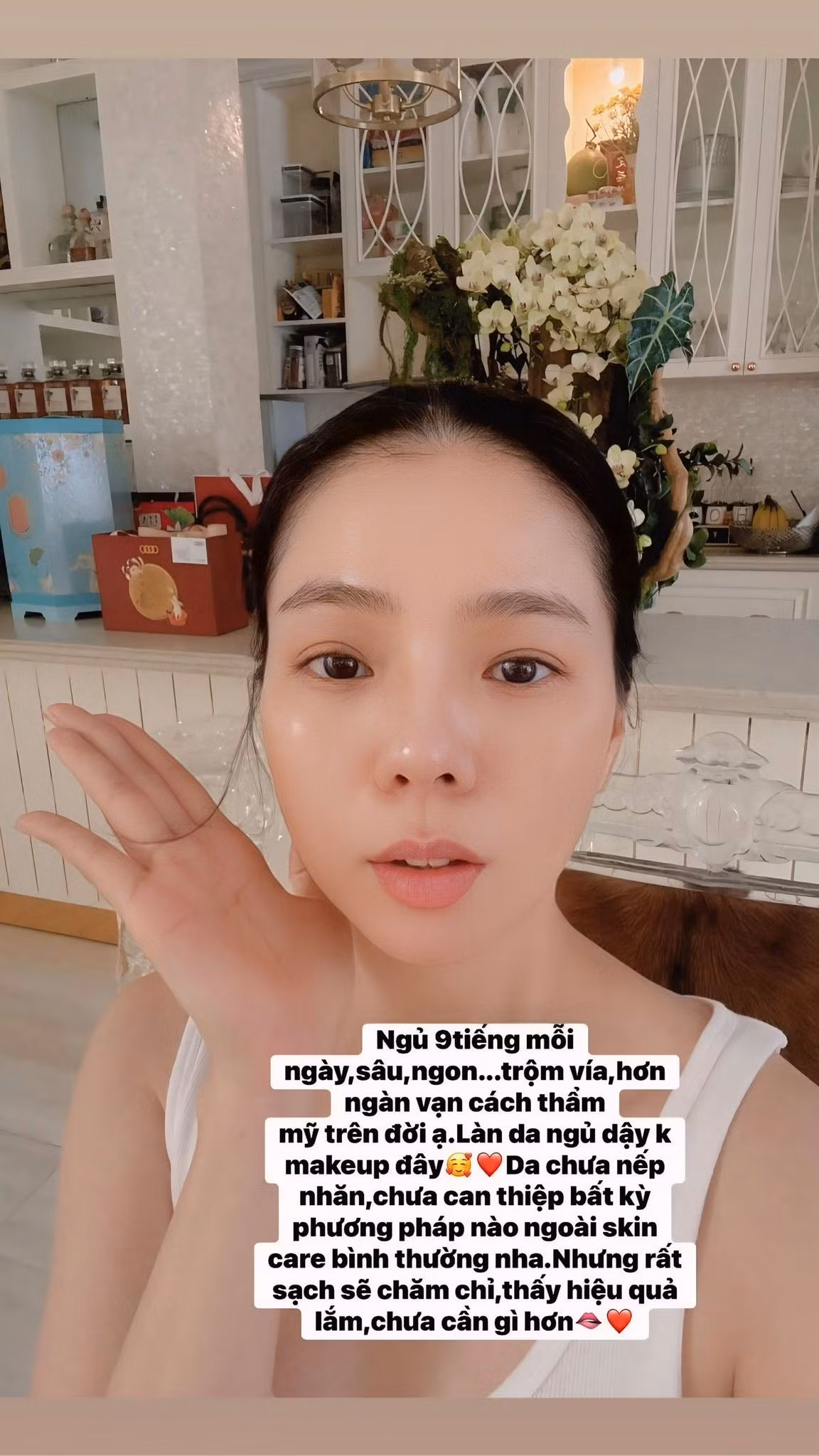 Trước một số ý kiến trái chiều về cách tạo dáng trước gương, Lệ Quyên phản hồi rằng phụ nữ nên thoải mái thể hiện vẻ quyến rũ theo phong cách riêng.