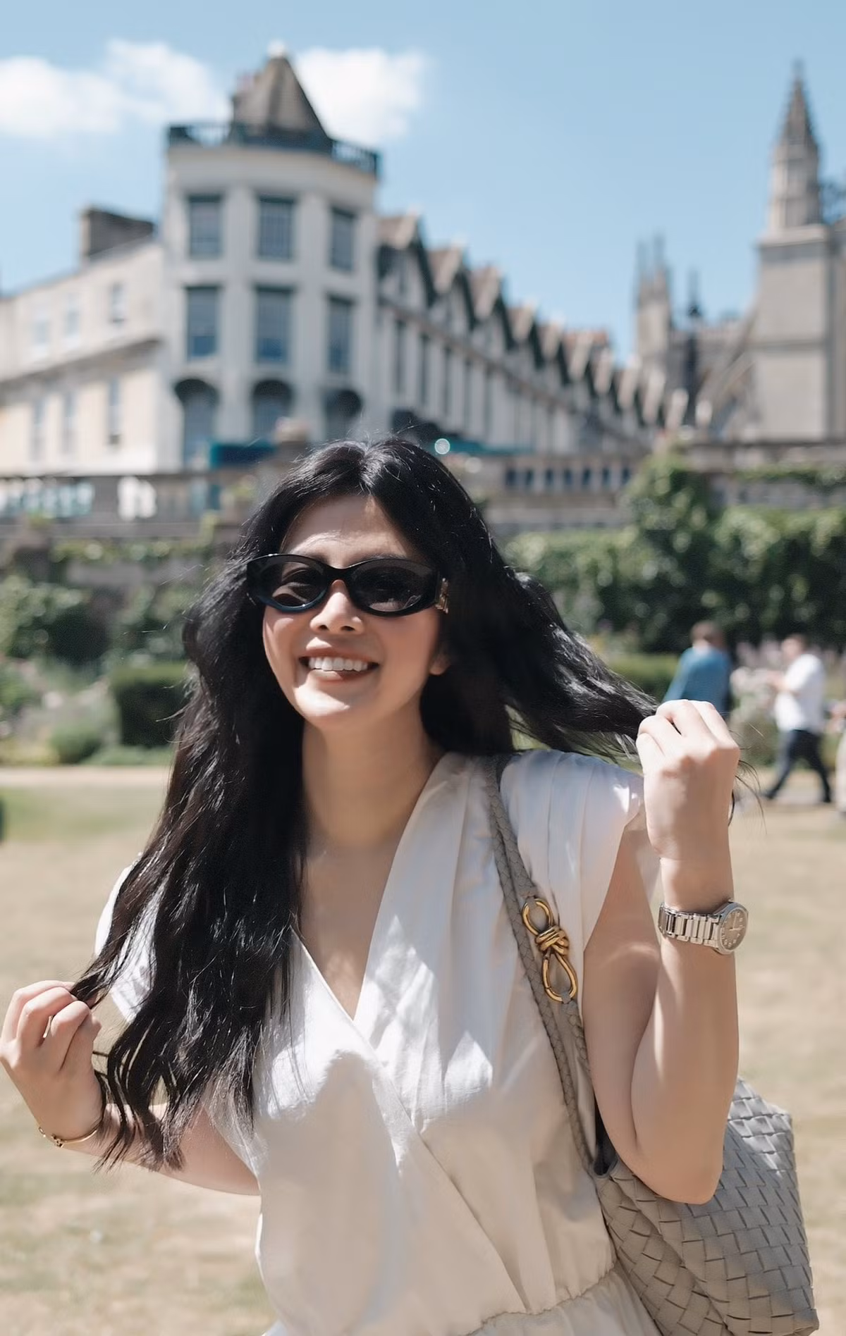 Trong một video được yêu thích, Hải Vân còn dí dỏm "review" 5 bộ trang phục cô mang theo trong chuyến đi và nhờ người hâm mộ "chấm điểm". Sự tương tác đáng yêu này cho thấy một khía cạnh gần gũi, trẻ trung của nữ BTV.