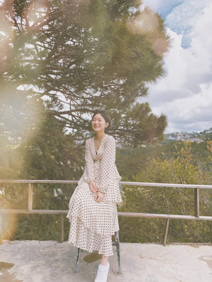 Những món đồ được nữ vlogger 9x này yêu thích chính là áo thun và quần jeans. Với cách phối đồ thông minh, cô nàng đã mix-match nên nhiều kiểu outfit khác nhau để diện vào những dịp khác nhau. Hay nàng cũng thường chọn những kiểu quần jeans cạp cao để hack dáng.