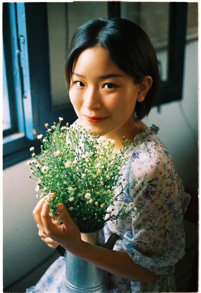 Không cần phấn son cầu kì, hay cũng không cần những món quần áo đắt tiền, xa xỉ, Thạch Trang vẫn tạo nên sức hút cho riêng mình nhờ vào gu ăn mặc độc đáo và cá tính. Sở hữu chiều cao không quá khiêm tốn, cô nàng dễ dàng chinh phục nhiều thể loại quần áo khác nhau.