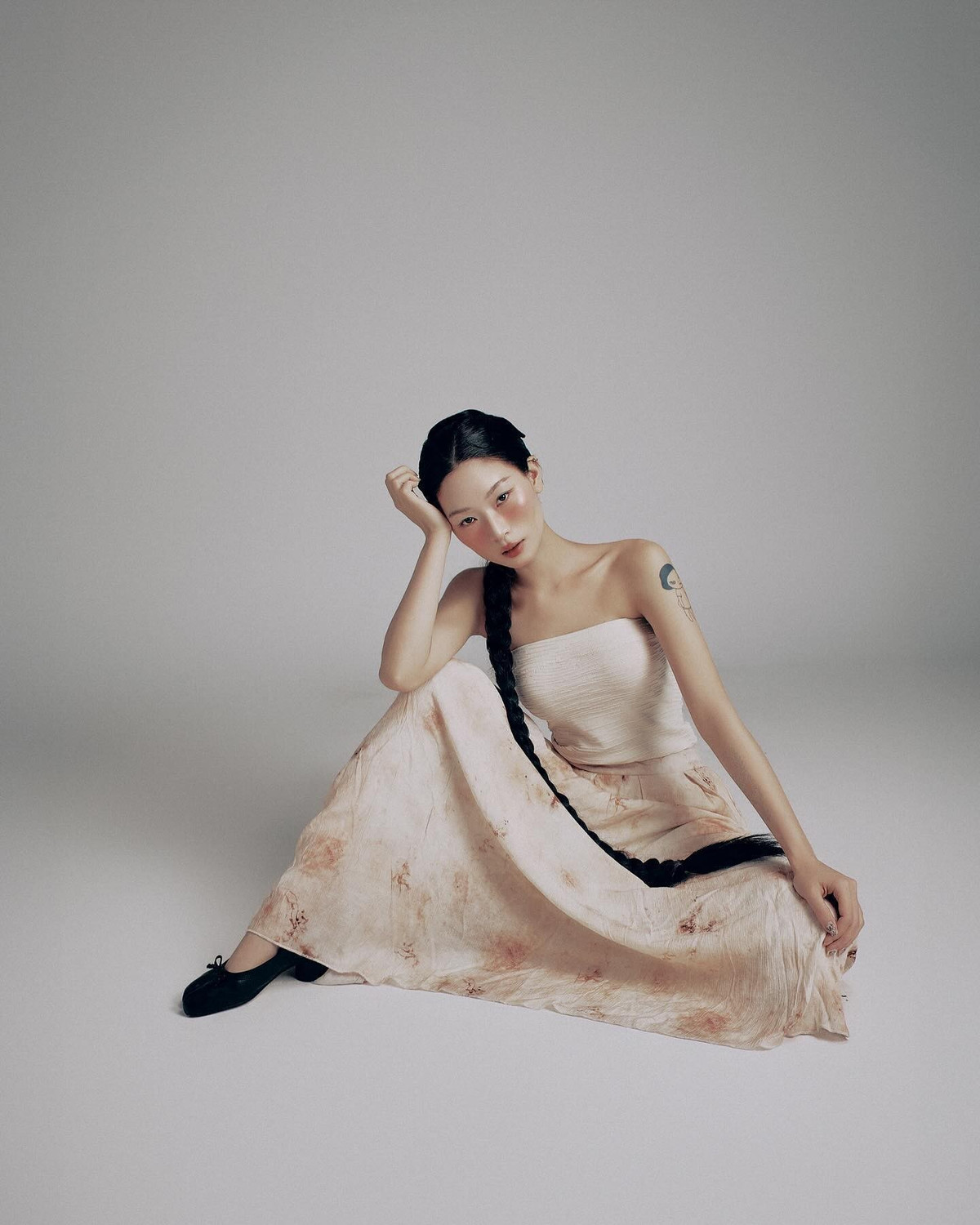 Những ngày qua, cái tên Thạch Trang liên tục được các netizen nhắc tới với những lùm xùm như: Nghi vấn sao chép tranh của hoạ sĩ Nhật Bản; Bị tố trả tiền không thoả đáng cho staff tại sự kiện...