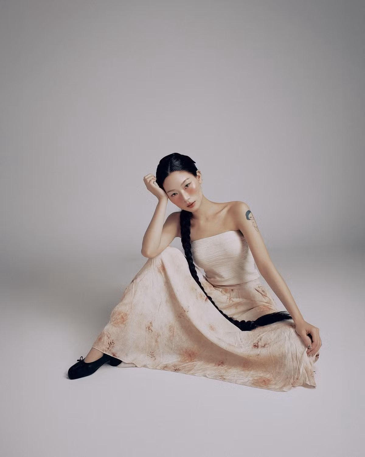 Những ngày qua, cái tên Thạch Trang liên tục được các netizen nhắc tới với những lùm xùm như: Nghi vấn sao chép tranh của hoạ sĩ Nhật Bản; Bị tố trả tiền không thoả đáng cho staff tại sự kiện...