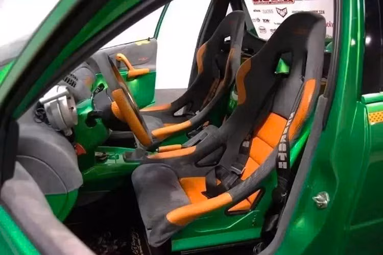 Sự lột xác không dừng lại ở đó. Chiếc xe được trang bị bộ bodykit rộng từ DG Motorsports, cánh gió sau cố định, lớp sơn xanh lá cây tùy chỉnh điểm xuyết họa tiết cam, và bộ vành hợp kim 19 inch. Ban đầu, xe được trang bị đèn gầm neon, nhưng hiện tại đã không còn hoạt động.