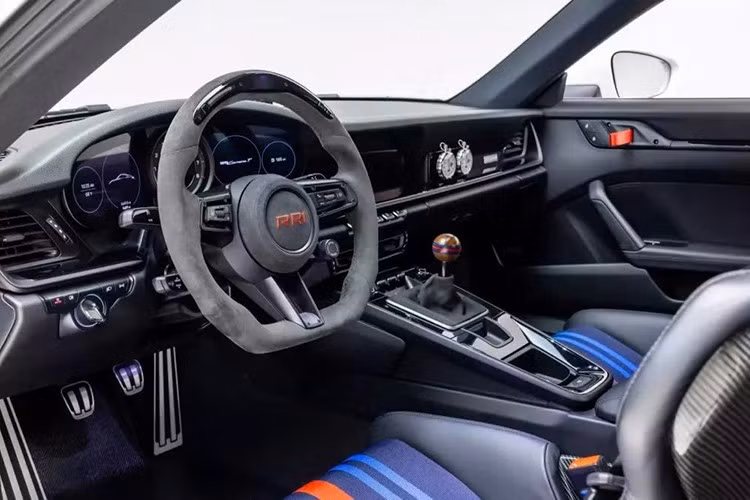 Thời gian chế tạo khoảng 4 tháng, và khách hàng sẽ tự trang bị cho mình chiếc Porsche 911 bất kể phiên bản nào, làm xe mẫu, quá trình độ RR1 bắt đầu từ đó. Hai phiên bản định hình cá tính của RR1. RR1 600 kết hợp động cơ sáu xi-lanh phẳng tăng áp kép 3.0 lít với hộp số sàn, cho khả năng tăng tốc từ 0-100 km/h chỉ trong 3 giây.