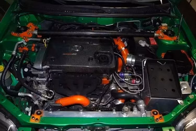 Người bán thừa nhận rằng chiếc xe không còn trong tình trạng hoàn hảo và cần được sửa chữa, nhưng khẳng định có thể dễ dàng phục hồi. Các vấn đề đã biết bao gồm rò rỉ chất lỏng, lớp sơn bóng trên nắp capo bị phai màu và hao mòn chung theo tuổi đời của xe.