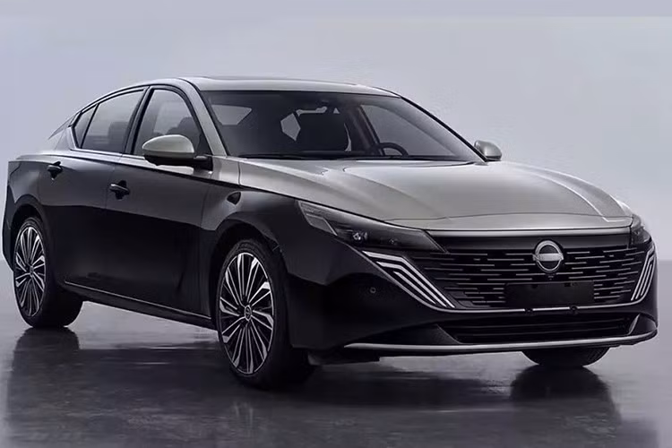Phiên bản mạnh nhất của Nissan Teana 2026 vẫn sử dụng động cơ xăng 4 xi-lanh, tăng áp, dung tích 2.0L, cho công suất tối đa 240 mã lực. Sức mạnh được truyền tới cầu trước qua hộp số tự động Xtronic CVT với 8 cấp giả lập. Đáng chú ý, xe còn có một tùy chọn động cơ mới ở bản tiêu chuẩn, tạo ra công suất tối đa 142 mã lực.