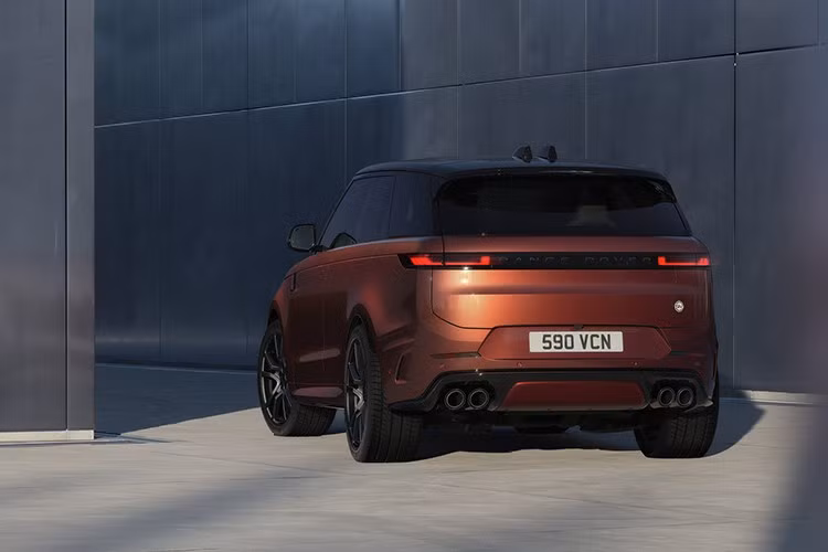 Range Rover Sport SV Carbon trang bị mâm hợp kim rèn nhẹ 23 inch, kết hợp với kẹp phanh Anodised Black. Khách hàng có thể chọn thêm các nâng cấp mâm sợi Carbon kích thước 23 inch siêu nhẹ và phanh gốm carbon với các màu kẹp phanh tùy chọn như: Xanh Dương, Vàng, Đồng Carbon hoặc Đen.