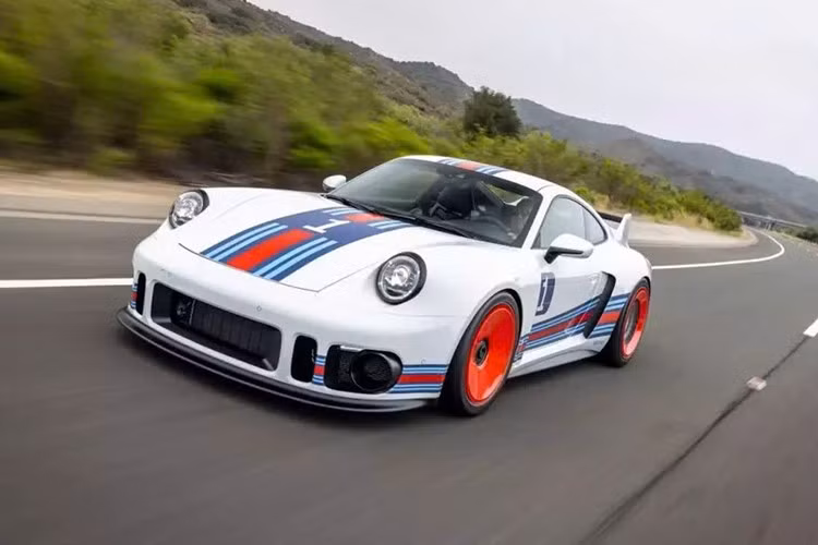 Một người mua xe ở California đã tóm tắt lại một cách hoàn hảo: khi nhìn thấy chiếc RR1 lần đầu tiên, anh ta như quay trở về căn phòng ngủ thời niên thiếu của mình, nơi tấm poster 935 treo đầy trên tường. Giờ đây, ký ức đó sống mãi trong gara của anh ta, chỉ khác là lần này, nó đi kèm với một biển số xe.