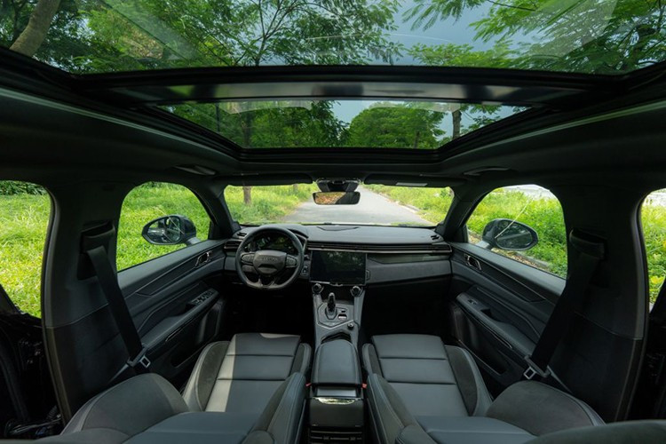 Bên trong khoang lái, sự khác biệt lớn nhất đến từ trang bị tiện ích. Lynk &amp; Co 01 Hyper sở hữu ghế lái chỉnh điện 8 hướng (bản cao là so 12 hướng), không có sưởi, làm mát hay nhớ vị trí, đèn viền nội thất bị lược bỏ. Dàn âm thanh cũng sử dụng 8 loa tiêu chuẩn, thay vì hệ thống Harman Kardon 10 loa như bản Hyper Pro hay Louder Pro.