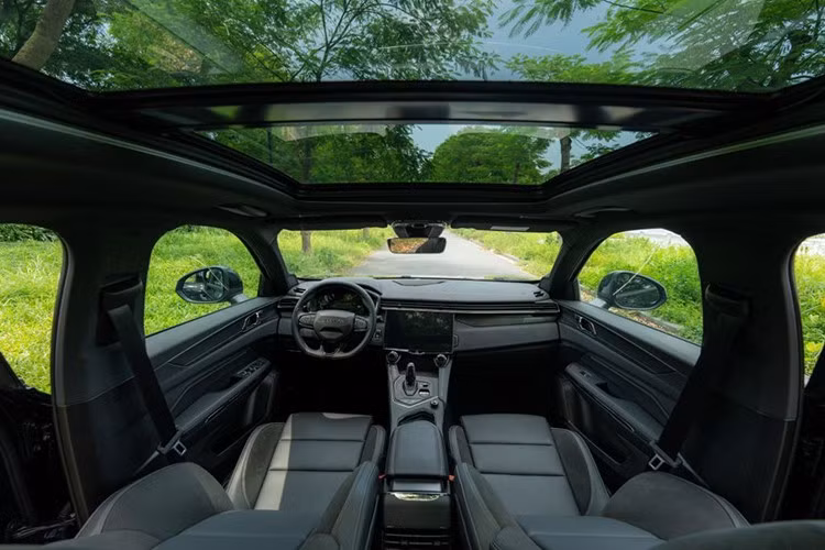 Bên trong khoang lái, sự khác biệt lớn nhất đến từ trang bị tiện ích. Lynk &amp; Co 01 Hyper sở hữu ghế lái chỉnh điện 8 hướng (bản cao là so 12 hướng), không có sưởi, làm mát hay nhớ vị trí, đèn viền nội thất bị lược bỏ. Dàn âm thanh cũng sử dụng 8 loa tiêu chuẩn, thay vì hệ thống Harman Kardon 10 loa như bản Hyper Pro hay Louder Pro.