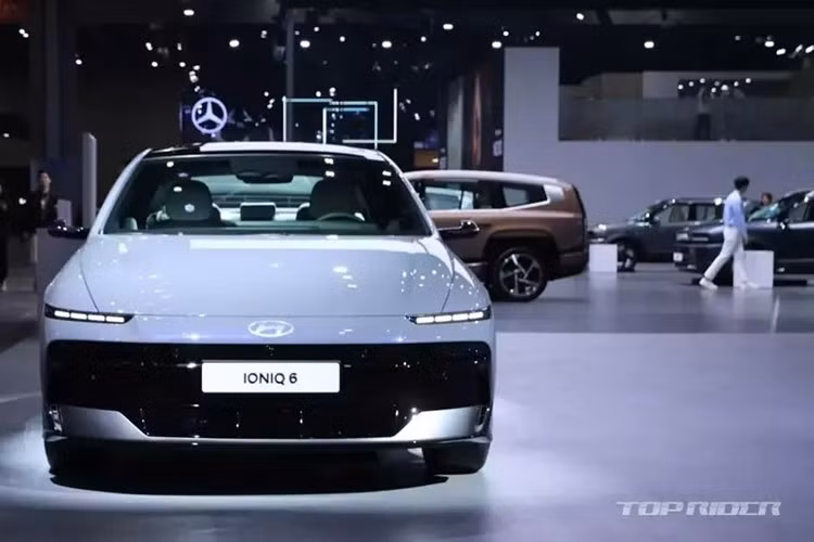 Tuy nhiên, bản tiêu chuẩn đã được nâng dung lượng pin từ 53 kWh lên 63 kWh, cho phạm vi hoạt động 437 km. Trong khi đó, tùy chọn pin lớn hơn, lấy từ Ioniq 6 N mới, tăng dung lượng từ 77 kWh lên 84 kWh, giúp bản Long Range RWD đạt phạm vi hoạt động 562 km và bản AWD là 532 km.