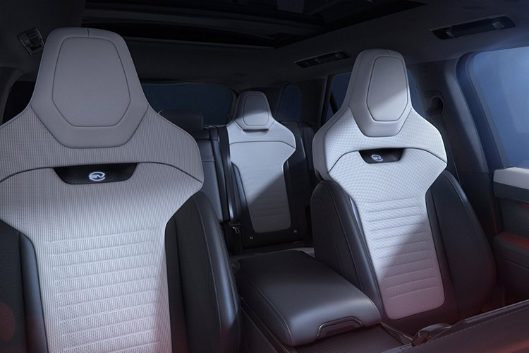 Sau khi giới thiệu Range Rover Sport SV Edition ONE và Edition TWO phiên bản giới hạn, giờ đây khách hàng có thêm lựa chọn tùy chỉnh chiếc SUV hiệu suất xa xỉ tối ưu của mình.