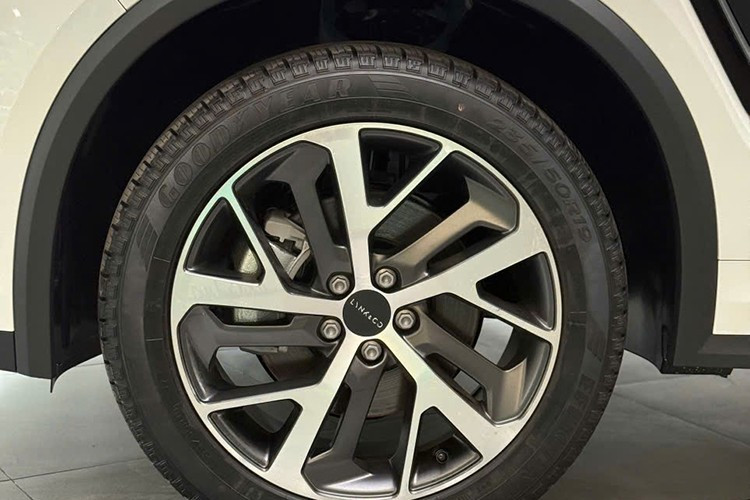 So với các bản cao hơn, Lynk &amp; Co 01 Hyper sở hữu một số điểm nhận diện riêng như: bộ mâm hợp kim 19 inch (thay vì 20 inch) và đèn LED tiêu chuẩn, đáng tiếc xe không có công nghệ thích ứng hay tự cân chỉnh góc chiếu.