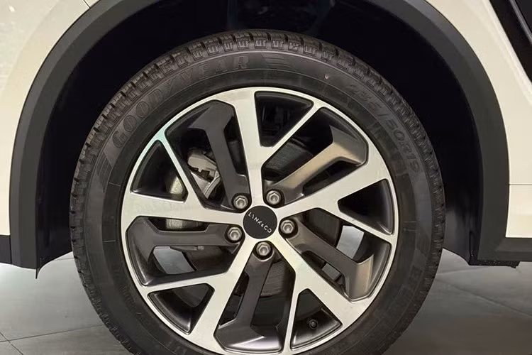 So với các bản cao hơn, Lynk &amp; Co 01 Hyper sở hữu một số điểm nhận diện riêng như: bộ mâm hợp kim 19 inch (thay vì 20 inch) và đèn LED tiêu chuẩn, đáng tiếc xe không có công nghệ thích ứng hay tự cân chỉnh góc chiếu.