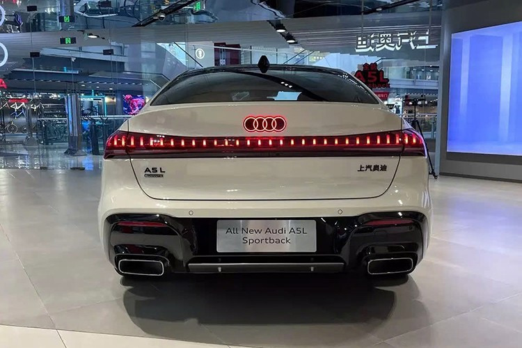 Bên cạnh kích thước lớn nhằm chiều theo thị hiếu của người tiêu dùng Trung Quốc vốn rất chuộng xe dài, rộng, Audi A5L Sportback còn có một điểm nhấn đặc biệt, đó là hệ thống hỗ trợ lái tiên tiến (ADAS) của Huawei. Đây là mẫu xe sử dụng động cơ đốt trong đầu tiên trên thế giới được trang bị hệ thống này.