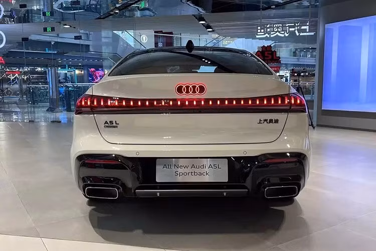 Bên cạnh kích thước lớn nhằm chiều theo thị hiếu của người tiêu dùng Trung Quốc vốn rất chuộng xe dài, rộng, Audi A5L Sportback còn có một điểm nhấn đặc biệt, đó là hệ thống hỗ trợ lái tiên tiến (ADAS) của Huawei. Đây là mẫu xe sử dụng động cơ đốt trong đầu tiên trên thế giới được trang bị hệ thống này.