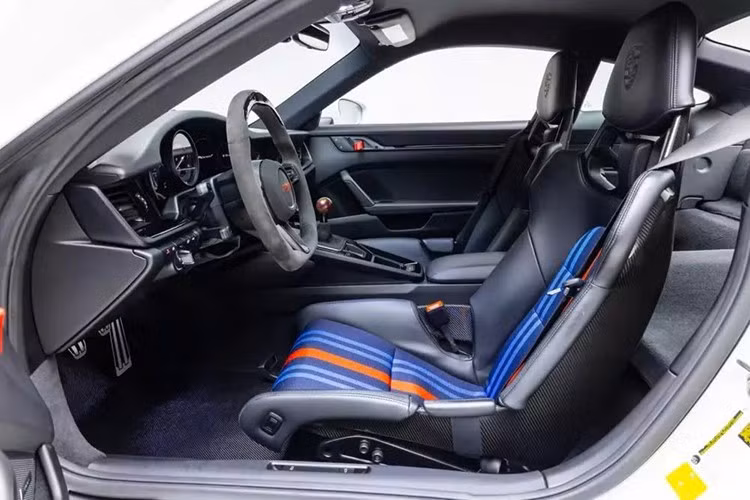 Bên trong, nó không phải là một chiếc xe đua đơn giản, trừ khi bạn muốn vậy. Buồng lái của RR1 kết hợp phong cách cổ điển với sự tiện nghi hiện đại, ghế thể thao bọc da, hệ thống thông tin giải trí đầy đủ và hệ thống điều hòa, vì vậy chặng đường dài đến đường đua yêu thích của bạn sẽ tuyệt vời như chính những vòng đua vậy.