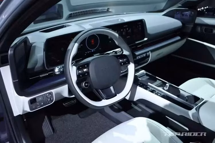 Nhờ đó, Hyundai Ioniq 6 đã trở thành mẫu xe điện có tầm hoạt động xa nhất tại Hàn Quốc. Dù dùng pin lớn hơn, các bản Long Range vẫn có khả năng sạc nhanh DC từ 10%–80% trong 18 phút với bộ sạc 350 kW, cho thấy công suất sạc đầu vào đã tăng nhẹ. Ngoài ra, xe còn có hệ thống phanh tái sinh thích ứng thế hệ 3, sử dụng dữ liệu định vị để điều chỉnh lực phanh, ví dụ tại vị trí có camera bắn tốc độ, gờ giảm tốc hay vòng xuyến.