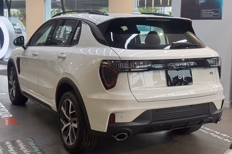 Phần đầu xe nổi bật với cụm đèn FULL LED hiệu suất cao (208 điểm LED), đặt tách biệt bên dưới dải đèn định vị “Aurora Borealis” đặc trưng. Lưới tản nhiệt Urban Skyline mô phỏng các cung đường thành phố về đêm vừa tăng nhận diện thương hiệu, vừa hỗ trợ tối ưu khí động học.