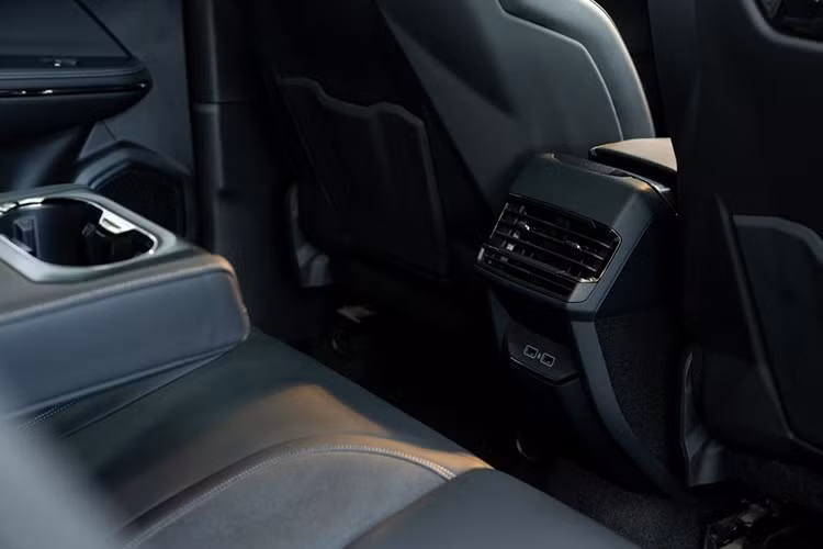 Xe sử dụng hệ thống treo trước MacPherson và treo sau đa liên kết độc lập, tích hợp thanh cân bằng – được tinh chỉnh theo tiêu chuẩn châu Âu giúp xe vận hành êm ái và chắc chắn. Hệ thống cân bằng điện tử ESP 9.3 (High Dynamic) cho phản hồi nhanh, hỗ trợ ổn định thân xe, đặc biệt hữu dụng khi xe vận hành ở tốc độ cao hoặc vào cua gấp.